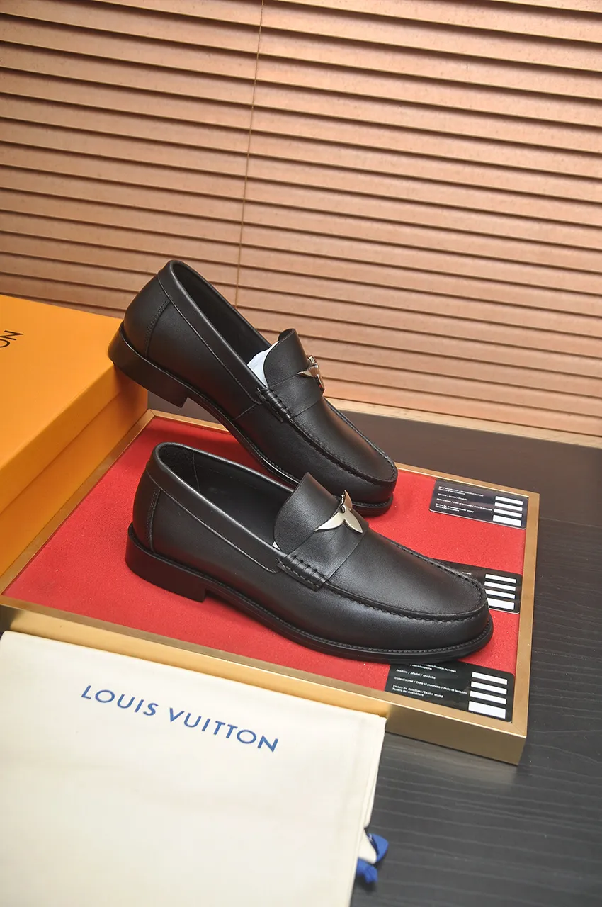 Men's men's shoes 💰560💶 [LV] (original single cowhide lining) 🍀LV's latest genuine leather business suit shoes are launched simultaneously on the official website. The first-layer cowhide imported from Italy is made of heavy gold, 💥1:1 rubber outsole from the official website. Versatile to wear, high-end without losing class, and the color combination is extraordinary. This four-season style is alluring when worn on your feet, showing off your big-name flair. Standard code 38-44 (45 customized)